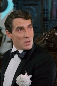 Больше на чувака из Ширли-Мырли похожа.