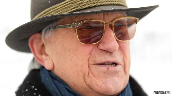 Четырехкратный олимпийский чемпион по биатлону Александр Тихонов назвал двукратного победителя Игр в составе сборной СССР по хоккею Вячеслава Фетисова единственным спортсменом, чья работа в качестве депутата устраивает его.

  Есть ли спортсмен-депутат, чья работа вас устраивает?

  Ни одного. Мы никого не видели ни на трибунах, нигде. Спортсменам в Госдуме нечего делать. У нас не хватает тренеров, специалистов. И где у нас есть бесплатный спорт? Хоккей, биатлон   все платное.

Единственный, чья работа из депутатов мне нравится,   Вячеслав Фетисов. Он единственный, кто может возразить, сказать и за кого-то постоять. А больше никого. Скажу откровенно   даже забыл фамилии этих депутатов-спортсменов. Их зовут «кнопочкины», потому что кнопку нажать могут. А бюджет Госдумы можно сравнить с бюджетом большого региона. Затраты несоразмерны с полезностью. Надо всю Госдуму отправить по регионам, чтобы они посмотрели, чем и как живет Россия,   сказал Тихонов в беседе с корреспондентом Sport24 Борисом Королевым.