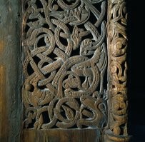 Деревянные церкви (кирхи) Норвегии, построенные в начале 12 века, когда исчезла эпоха викингов и язычества, но, осталось их наследие в искусстве - орнаменты, звери в церквях.