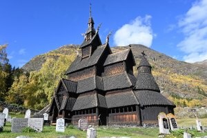 Деревянные церкви (кирхи) Норвегии, построенные в начале 12 века, когда исчезла эпоха викингов и язычества, но, осталось их наследие в искусстве - орнаменты, звери в церквях.