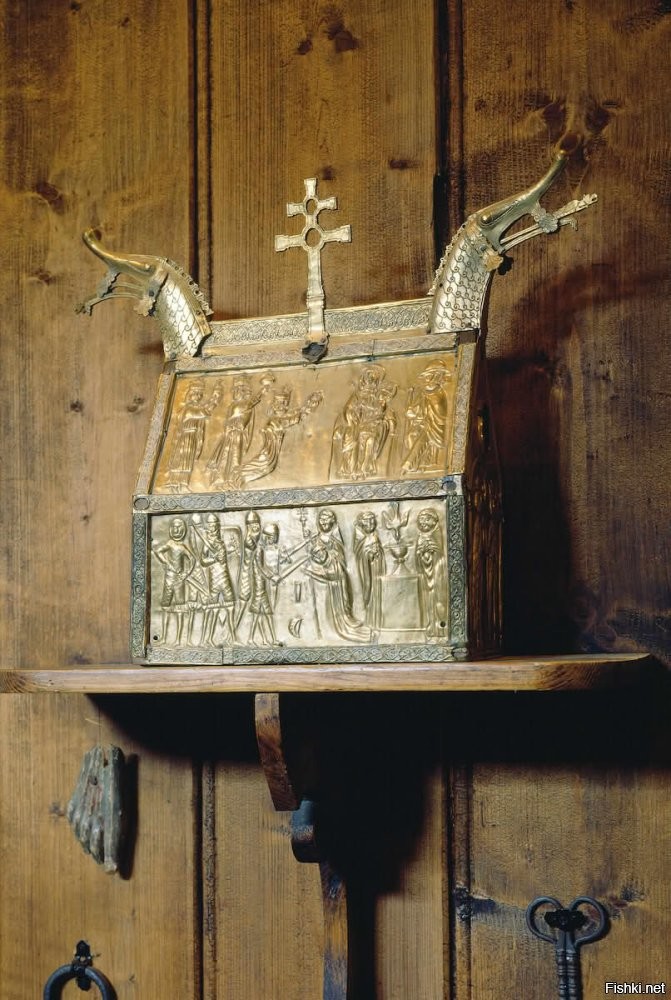 Деревянные церкви (кирхи) Норвегии, построенные в начале 12 века, когда исчезла эпоха викингов и язычества, но, осталось их наследие в искусстве - орнаменты, звери в церквях.