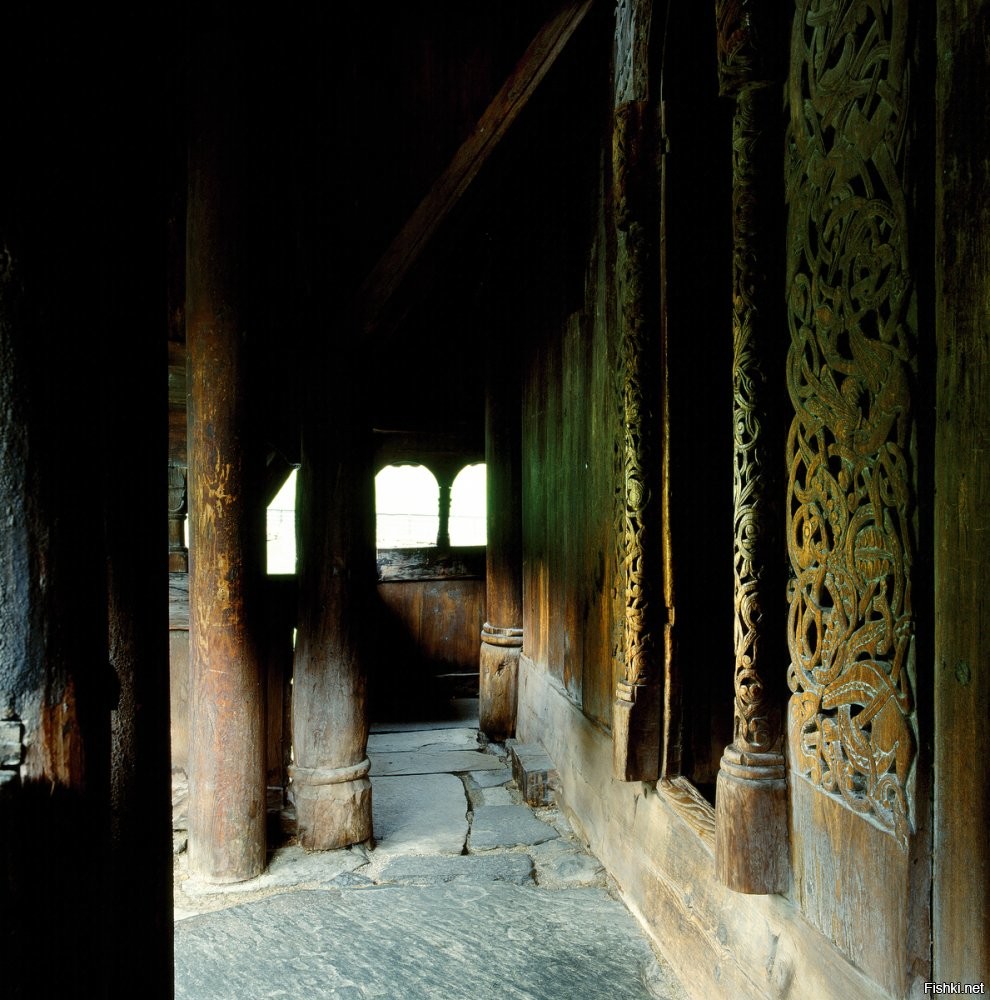 Деревянные церкви (кирхи) Норвегии, построенные в начале 12 века, когда исчезла эпоха викингов и язычества, но, осталось их наследие в искусстве - орнаменты, звери в церквях.