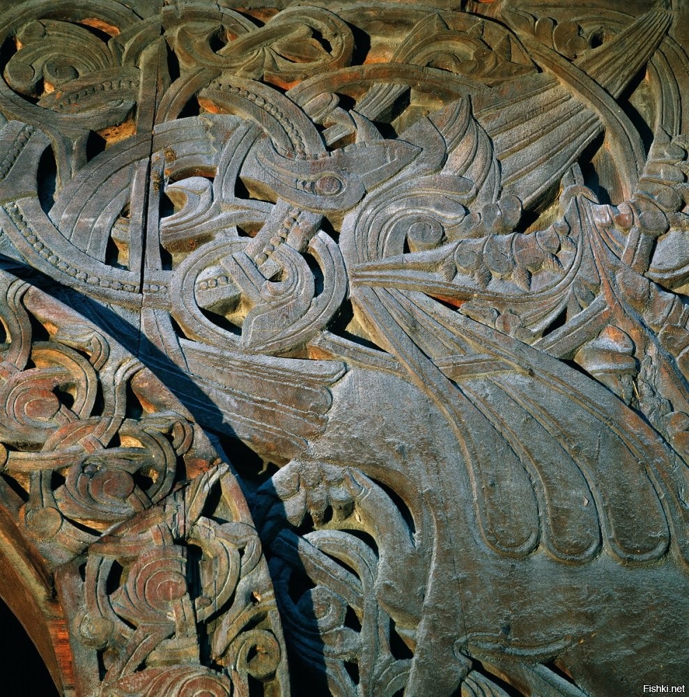 Деревянные церкви (кирхи) Норвегии, построенные в начале 12 века, когда исчезла эпоха викингов и язычества, но, осталось их наследие в искусстве - орнаменты, звери в церквях.