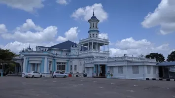 Не припомню где точно, но так какой-то автовокзал в райценре выглядел.