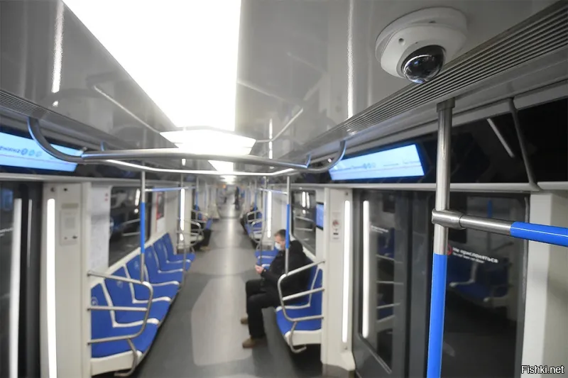 Его должны были принять через станцию! В каждом вагоне минимум две камеры стоит!