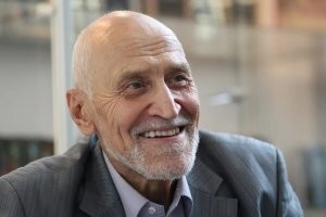 Посетитель зоопарка кидал в тигров снежками, стараясь их "расшевелить"