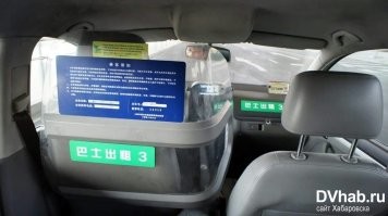 Чем-то, вроде музыки придётся пожертвовать, но если столь уж критично возить кого-то на переднем сидении, есть Г-образные экраны.