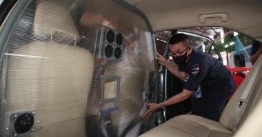 Ещё во времена пандемии уханьского вируса, на законодательном уровне, надо было принять, как для безопасности водителя, так и для безопасности пассажиров - съёмные поликарбонатные экраны в машинах такси. Решаются сразу несколько проблем:
-Первая, она же ключевая. На водителя крайне сложно напасть сзади неадекватному пассажиру или преступнику.
- Водителю не кашляют в затылок бациллами. Бациллы от водителя не летят на заднее сидение.
- Музыка и разговоры водителя не мешают пассажиру
Так же, законодательно закрепить - наличие видеорегистратора в салоне, который снимает и водителя и заднюю полусферу такси, чтоб никому в голову не лезло вести себя неподобающим образом.  И если таксист нарушает правила перевозок, типо разговаривает по телефону без гарнитуры, то он штрафуется в пользу пассажиров. Уже 2025 заканчивается, решения  эти копеечные, и привести в порядок перевозки, вообще не составляет проблем при наличии политической воли и желания.
Я понимаю, что многим удобно,  свою личную ласточку в свободное время использовать как такси, но всё таки это становится работой, а значит должно подчиняться правилам. Регистратор в целом и в обычной жизни полезен, а перегородка за 20 минут устанавливается или демонтируется при помощи пары накидных ключей. И главное, две  эти простые меры, решат сразу массу проблем и увеличивают безопасность.