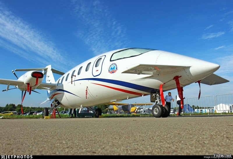 В России трудится Piaggio P.180 Avanti II, пролетая недавно заставил обратить на себя внимание очень громкими двигателями.
