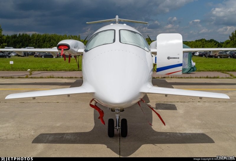 В России трудится Piaggio P.180 Avanti II, пролетая недавно заставил обратить на себя внимание очень громкими двигателями.