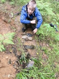 В Ленинградской области примерно 80 лет в земле лежит много обуви.