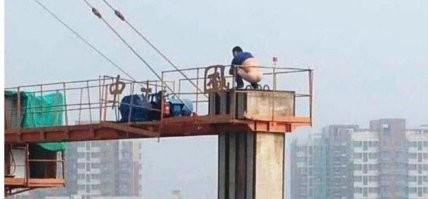 Отважная крановщица