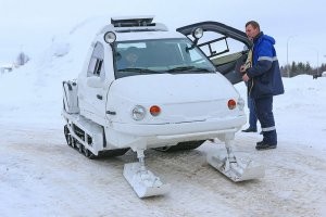 Не все герои носят плащи.

Жалко что в таких ведомствах для подобных задач нет снегоходов или даже тяжёлых коптеров, чтоб в непогоду, можно было экстренно не шибко тяжёлый и не шибко габаритный груз, в кратчайшие сроки доставить в нужную локацию, не заставляя человек, с откровенно говоря мизерной зарплатой, дедовскими методами покорителя Северного полюса - штурмовать снежные завалы.
Такой спец техники ведь не надо огромное кол-во. А может спасти немало жизней. И здоровья самих врачей, которые должны в кабинете пациентов принимать, а не косплеить Дез стрендинг.