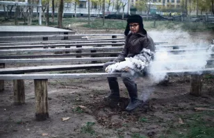 Вот вам и разница поколений, зумеры не знаю, что такое "целлулоид"   Это один из первых пластиков, его получали из нитроцеллюлозы. Поэтому у него была высокая горючесть. Киноплёнку тоже делали из нитроцеллюлозы, кстати. И надо было не сжигать, а замотать в бумагу, поджечь и затушить, что б происходило тление в среде с малым количеством кислорода. Тогда шипит и даёт много дыма. Из линеек даже ракеты делали, натирали на наждачку и вперёд.