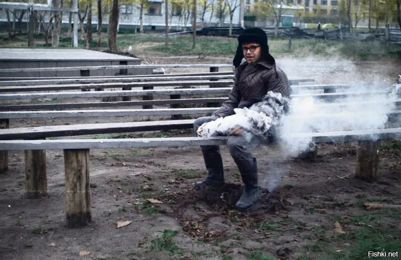 Вот вам и разница поколений, зумеры не знаю, что такое "целлулоид"   Это один из первых пластиков, его получали из нитроцеллюлозы. Поэтому у него была высокая горючесть. Киноплёнку тоже делали из нитроцеллюлозы, кстати. И надо было не сжигать, а замотать в бумагу, поджечь и затушить, что б происходило тление в среде с малым количеством кислорода. Тогда шипит и даёт много дыма. Из линеек даже ракеты делали, натирали на наждачку и вперёд.