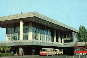 Думал Алма-Ата а оказалась Грузия , у нас такой же вокзал был в Тастаке на Сайране