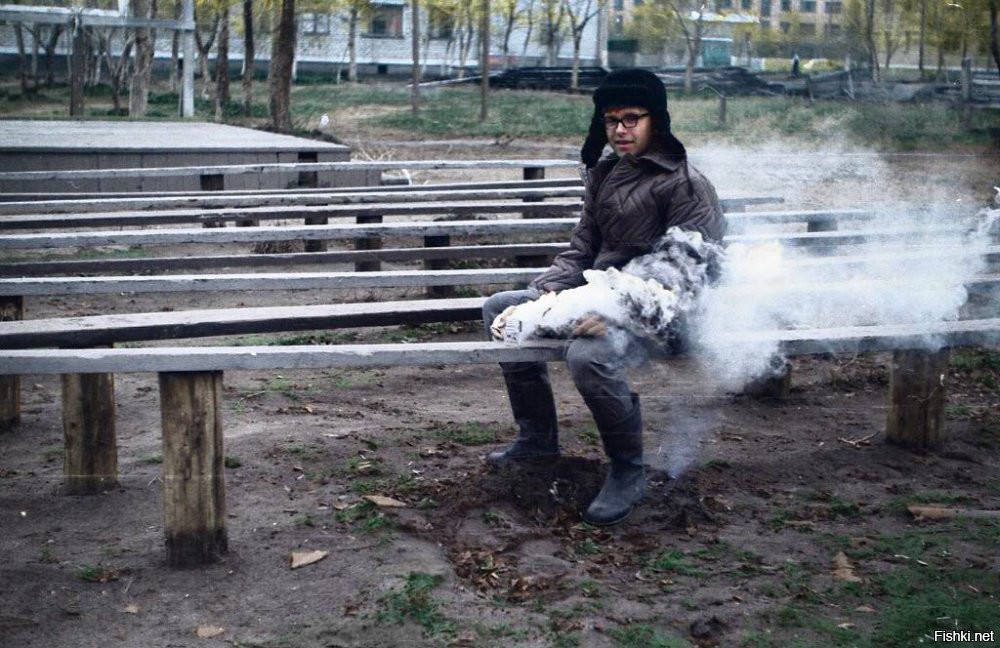 Газета вымоченная в селитре которую было легче найти . Весь вечер вымачиваем потом сушим и можно было делать из нее ракеты , заворачиваем в фольгу и зажигаем .