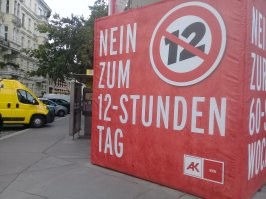 Австрия, Вена. Граждане протестуют против 12- часового рабочего дня.
