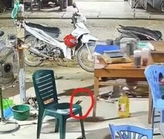 Если внимательно смотреть, то она его откинула и он упал за столом