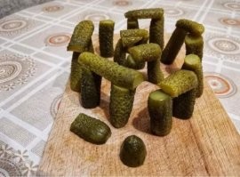 Салат "Стоунхендж".
Стоит не дорого, готовится быстро.