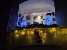 30 примеров новогодних окон и балконов, ставших произведениями искусства