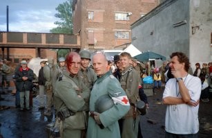 С Новым годом! Мне подсказали, что локация расположена на набережной Екатерингофки 29. Там была Костеобжигательная и клееварная фабрика. На фото я с Кристианом Беркелем, исполнявшим роль врача. Он же снимался в одной из главных ролей в фильме Оливера Хиршбигеля «Эксперимент» и в роли бармена Эрика в «Бесславных ублюдках».