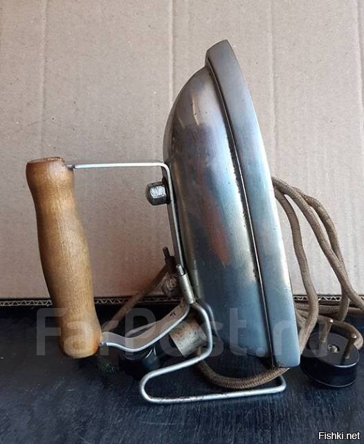 туда вставлялась специальная скоба, что бы можно было ставить утюг вертикально.