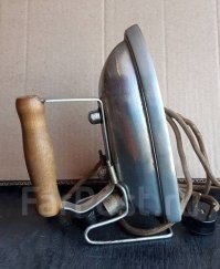 туда вставлялась специальная скоба, что бы можно было ставить утюг вертикально.