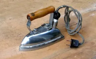 Очень хорошо помню такой утюг у мамы. Регулировка температуры осуществлялась путем временного выдергивания шнура из розетки. Я даже помню зачем нужны эти две трубочки на корпусе под ручкой.