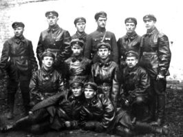 До 1920 года чекисты кожанок не носили?

Еще до прихода большевиков к власти кожаные куртки носили не чекисты, а шоферы, механики, солдаты броне-дивизий и офицеры технических частей. Причина была простой - такая одежда защищала от грязи и масла, не промокала и легко чистилась.
После октябрьского переворота 1917 г. почти все армейские склады попали в руки большевиков, которые приспособили кожанки для комиссаров.
Кожаная куртка не была официальной формой чекистов, но стала своеобразным символом новой власти.
Когда запасы кожанок на складах иссякли, тогда и вышло ленинское постановление о экспроприации кожаных штанов и курток.