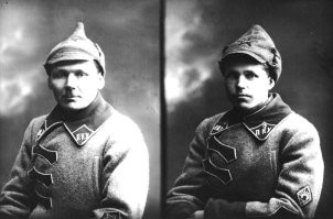 1. "единая утвержденная форма." - и кто такую форму утвердил?  Не была кожанка утверждённой формой.

2. "Это была новая для Российской империи... форма". - только эта форма возникла после распада империи. 

Создание в начале 1918 года Рабоче-крестьянской Красной армии вызвало необходимость разработки для её бойцов и командиров новой единой военной формы, отличающейся по виду от формы прежней русской армии. С этой целью приказами Народного комиссариата по военным делам РСФСР была учреждена временная комиссия по созданию новой формы одежды Красной армии (приказ от 25 апреля 1918 года № 306), объявлено положение о конкурсе по разработке обмундирования для Красной армии (приказ от 7 мая 1918 года № 326), создано жюри конкурса (приказ от 21 мая 1918 года № 380). В данном конкурсе приняли участие русские художники: Б. М. Кустодиев, М. Д. Езучевский, С. Г. Аркадьевский... 
Новая форма Красной армии - это плод коллективного творчества  ряда художников, а окончательную прорисовку эскиза будёновки и остальных элементов новой формы Красной армии на основе предложенных проектов осуществил художник В. Д. Баранов-Россине (он был членом Комиссии по выработке форм обмундирования Рабоче-крестьянской Красной армии).
18 декабря 1918 года постановлением Реввоенсовета Республики утверждён новый тип зимнего головного убора - суконный шлем, своей формой напоминавший старинный русский шлем. Этим же постановлением Комиссии по выработке форм обмундирования РККА предписывалось заказать первую партию в количестве 4 тысяч штук новых головных уборов для передачи их в войска.
Впоследствии шлем неофициально называли по фамилиям военачальников, под командованием которых находились первые из воинских частей, куда поступило новое обмундирование - М. В. Фрунзе («фрунзевка») и С. М. Будённого («будёновка»). Последнее название прижилось и стало обиходным...