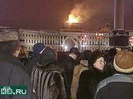 В ночь с 2000 на 2001 год лично наблюдал на Дворцовой площади Питера, как от фейерверка горели строительные леса вокруг скульптурной группы на арке главного штаба.
А в 2006 году по дороге с работы видел, как полыхал купол Свято-Троицкого собора (тут уже строители постарались). Надо сказать, что и в том и в другом случае последствия пожаров устранены полностью.