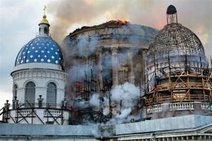 В ночь с 2000 на 2001 год лично наблюдал на Дворцовой площади Питера, как от фейерверка горели строительные леса вокруг скульптурной группы на арке главного штаба.
А в 2006 году по дороге с работы видел, как полыхал купол Свято-Троицкого собора (тут уже строители постарались). Надо сказать, что и в том и в другом случае последствия пожаров устранены полностью.