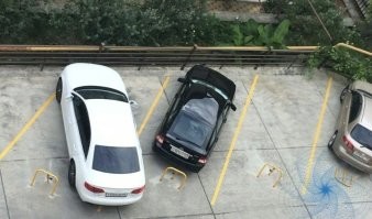 Дворовые «самозахваты» парковок: цепочки, столбики, покрышки — откуда пошло и чем заканчивается