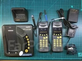 В 98-м в районе метро "Пионерская" менты у меня разрешение на трубку спрашивали. А у меня его не было.
Но закончилось всё смехом: у меня не мобильник был, а просто труба от радиотелефона, по которой я и разговаривал, когда в ларёк за сигаретами вышел.
Телефон ("база" + 2 трубы ) дальнобойный был, до 5 км, можно было не только по квартире с ним ходить, но и на улицу брать, если не особо далеко от дома уходишь, Sanyo CLT-75KM: