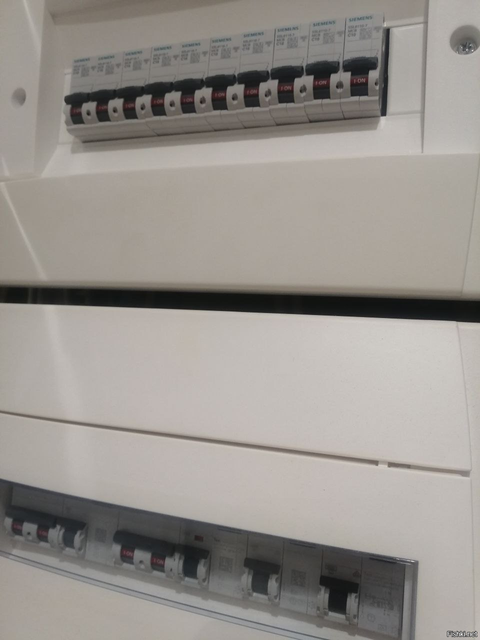 Провода - никогда. Я по квартире прокладывал кабель. Примерно полкилометра ушло. И любой грамотный электрик знает, что это нормально.
Вскрывать ради фотографии для Вас я ничего не буду, само собой. Хватит той части щита, где расположена автоматика на розетки (на освещение и санузлы стоит своя группа автоматов, которая не попала на фото).
Удачи!