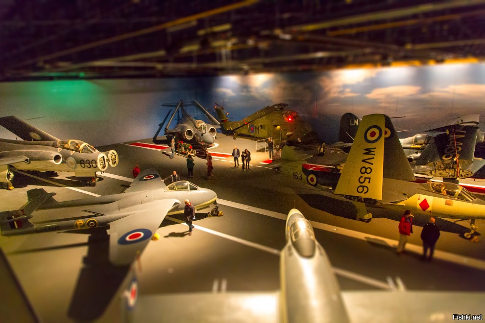 TiltShift это такой фотографический эффект. Создает иллюзию " искусственной миниатюры"
Вот для примера исходник и ещё пара фоток для ясности...)