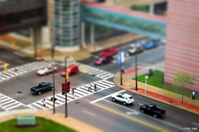 TiltShift это такой фотографический эффект. Создает иллюзию " искусственной миниатюры"
Вот для примера исходник и ещё пара фоток для ясности...)