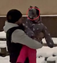 « Я несколько раз пересмотрел, с увеличением и замедлением. Там касания не было»

Ну так может очки наденете?
Смотрим финальные кадры
У ребенка на шапке след от снега
Там и касание, и езда головой по снегу