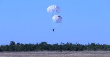 В Челябе случай был, мы прыгали совместно с ДОСААФ. С нашего вертолёта, но на их аэродроме.
Так у девчонки-перворазницы запаска наполнилась внутри Д-6. 
Когда промеж ног или сбоку - это ещё не страшно. А когда купол в куполе, они "дышать" начинают. Вот это действительно страшновато.
А уж два купола - это с перворазами периодически случается.