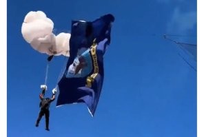 Падение парашютиста на стадион в США попало на видео
