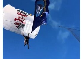 Падение парашютиста на стадион в США попало на видео