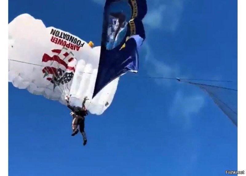 Падение парашютиста на стадион в США попало на видео
