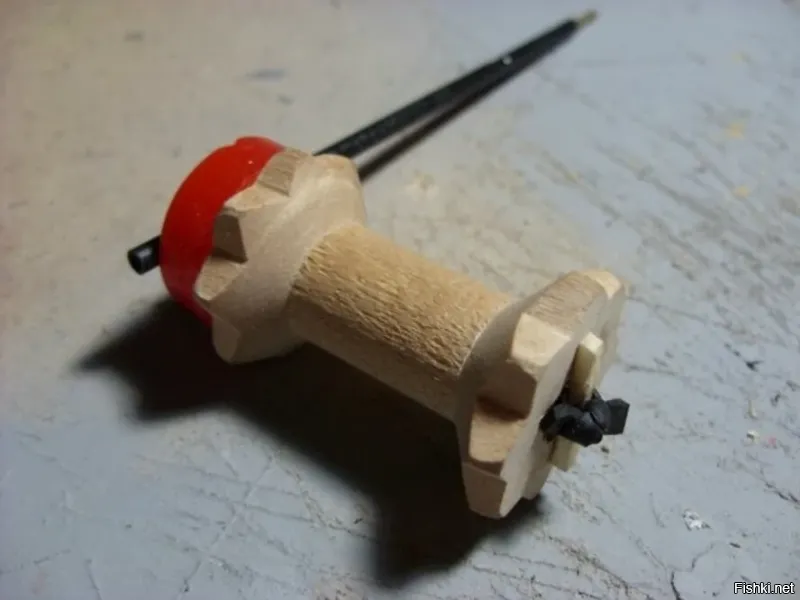 Катушка-ползушка. Тоже такую в детстве мастрил, смотав все нитки и получив разгонят от мамы. ))