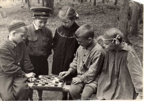 Или фотографию отзеркалили, или дети не знают правил игры. Левое нижнее поле (а1 за белых и h8 за чёрных) должно быть чёрным.