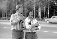 Полжизни прошло в военных городках. Картина знакомая. Товарищи офицеры тащили водку, шампанское, коньяк, а товарищи все остальные - слесари , водопроводчики, грузчики, дворники обслуживающие военную часть были падки на вино и всякие портвейны.