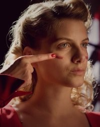 Песню "Cat People" Давида Боуи использовал Тарантино в "Бесславных ублюдках", когда Шошанна наносила грим в киноаппаратной.