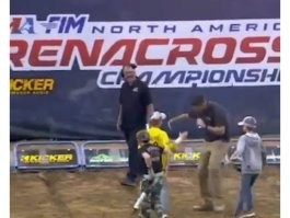 Ради развлекухи, запустили детишек побегать по трассе перед заездами.