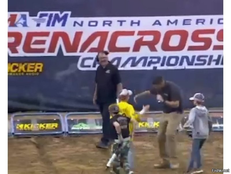 Ради развлекухи, запустили детишек побегать по трассе перед заездами.