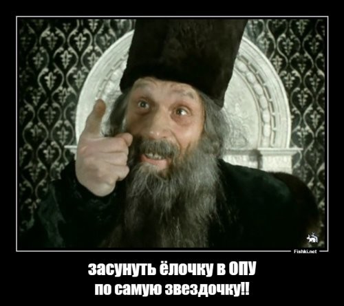 Мужчина сломал новогоднюю елку, стоявшую в подъезде